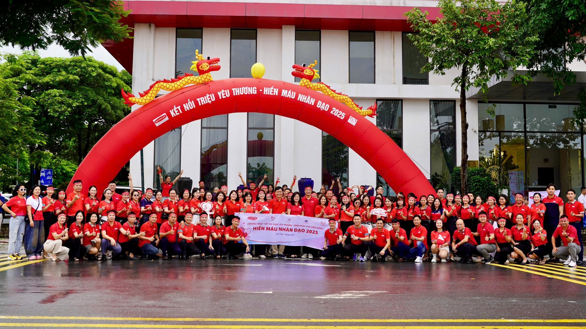 200 tình nguyện viên bao gồm các thành viên và khách hàng của Dai-ichi Life Việt Nam tại Phú Thọ và các vùng lân cận cùng người dân địa phương nhiệt tình tham gia Chương trình “Kết nối Triệu Yêu Thương – Hạnh phúc cho Cộng đồng” – Hiến máu nhân đạo 2025 tại Phú Thọ